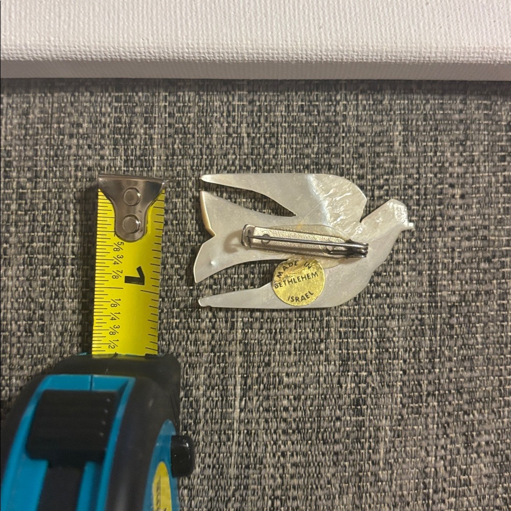 Vintage Bethlehem Dove Brooch Hand-Carved Mother of Pearl Bird Pin - Picture 4 of 4